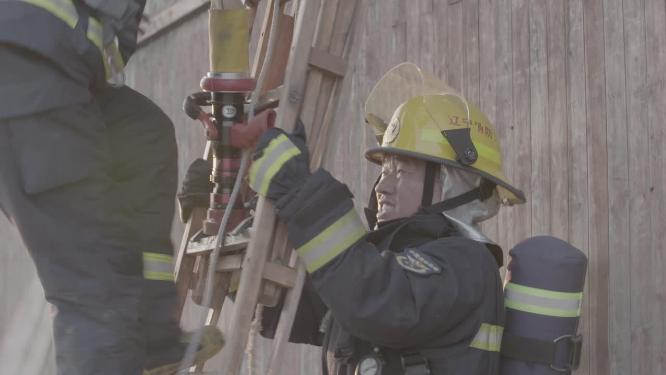 消防员消防训练爬云梯LOG素材