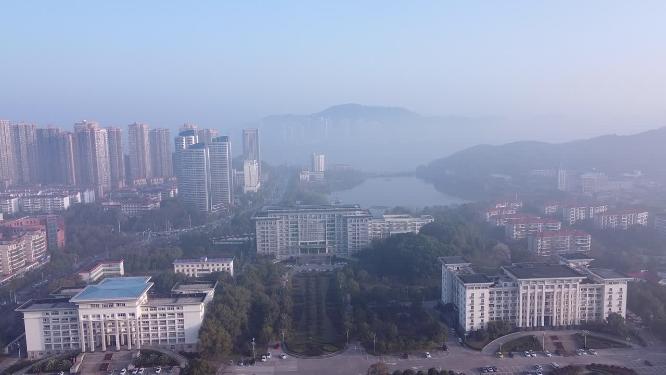 雾天黄石市建筑航拍