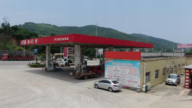 航拍城市加油站中国石化
