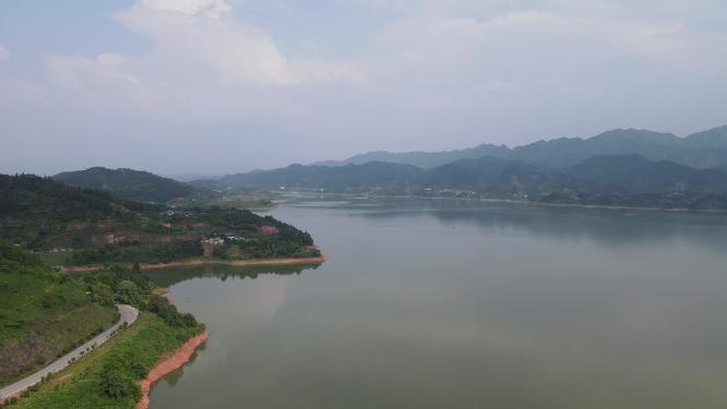 航拍蓝天白云青山绿水湖泊