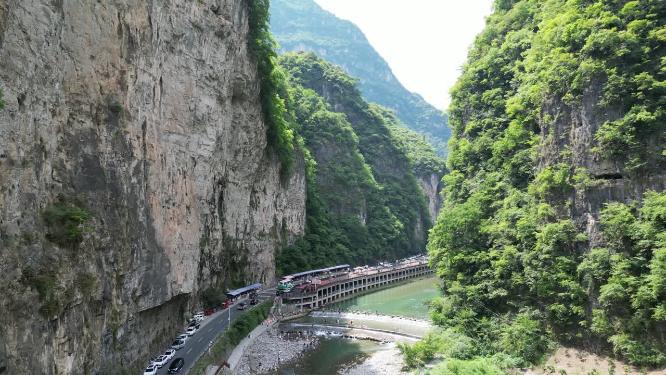航拍夏日避暑圣地山谷河流