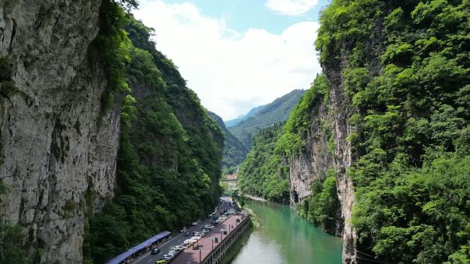 航拍夏日避暑圣地山谷河流
