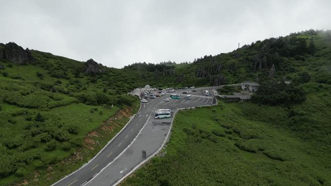 航拍湖北神农架神农顶景区盘山公路