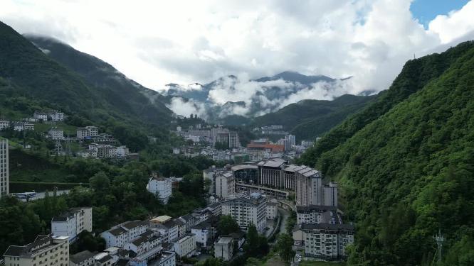 航拍湖北神农架红坪镇