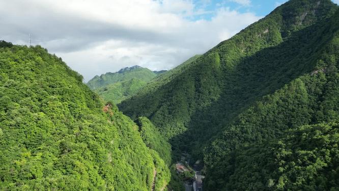 航拍雄伟大山森林自然风光