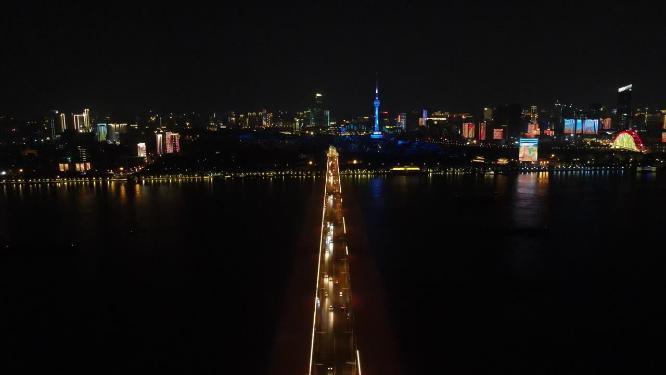 航拍湖北武汉长江大桥夜景交通