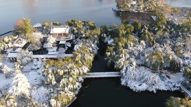 航拍山东济南大明湖景区冬季雪景
