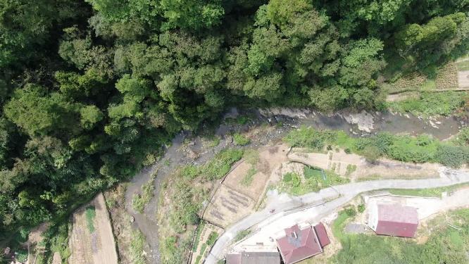 航拍溪流山谷人家房屋
