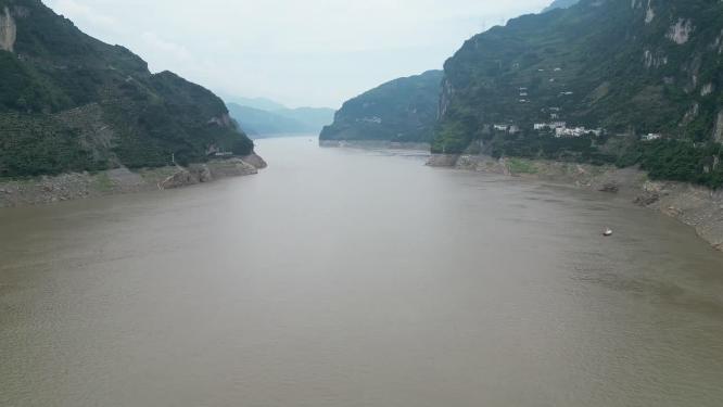 航拍湖北宜昌长江三峡悬崖峭壁