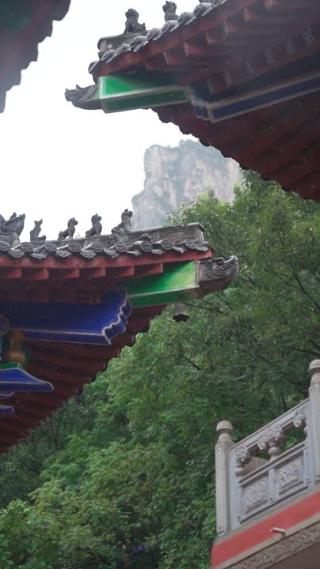 雨天传统建筑屋檐
