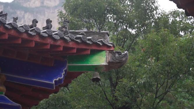 雨天传统建筑屋檐