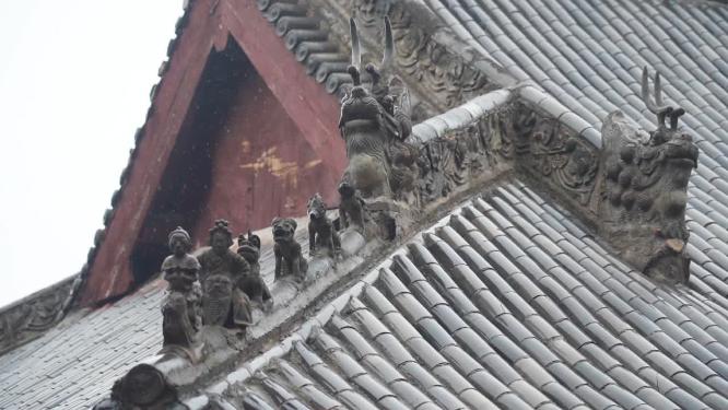 雨天传统建筑屋檐