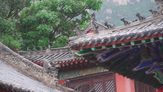 雨天传统建筑屋檐