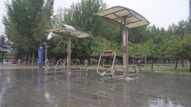 智慧休闲健身锻炼公园雨中景色