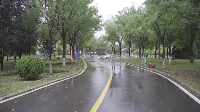 智慧休闲健身锻炼公园雨中景色