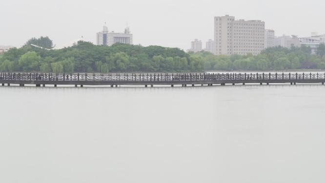 智慧休闲健身锻炼公园雨中景色