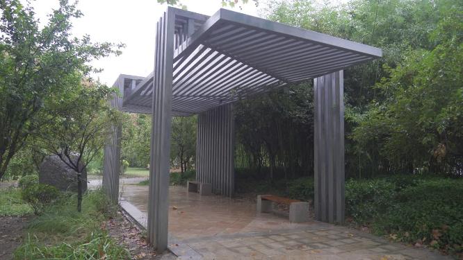 智慧休闲健身锻炼公园雨中景色