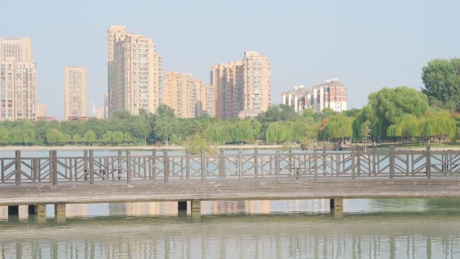 阳光湖泊高楼建筑