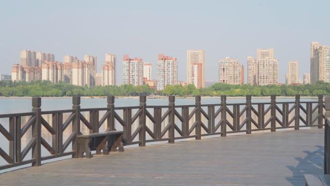 阳光湖泊高楼建筑