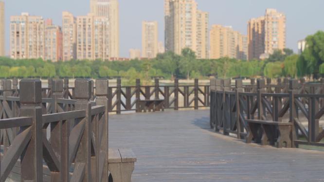 阳光湖泊高楼建筑