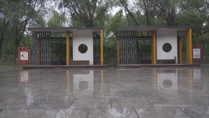 智慧休闲健身锻炼公园雨中景色
