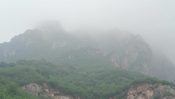 雨雾中山间风景实拍