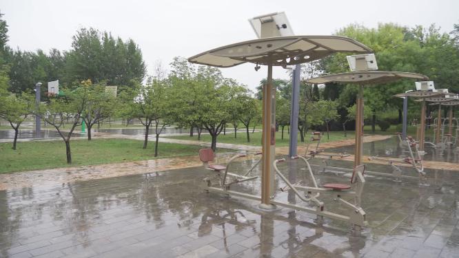 智慧休闲健身锻炼公园雨中景色