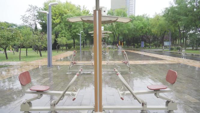智慧休闲健身锻炼公园雨中景色