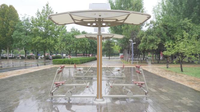 智慧休闲健身锻炼公园雨中景色