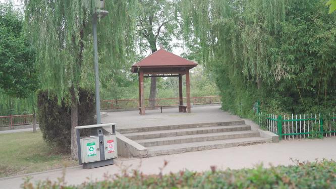 阴天凉亭