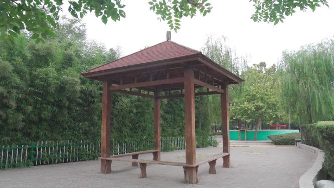 阴天凉亭