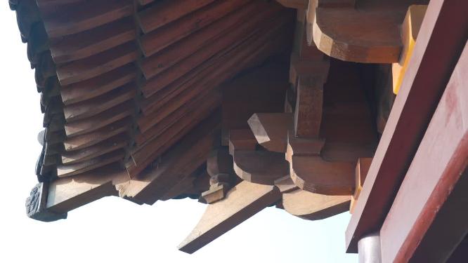 晴天古典建筑外立面隼牟结构特写