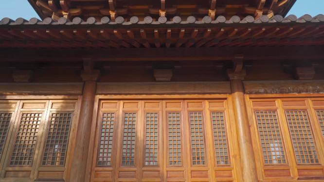 晴天古典建筑外立面隼牟结构特写