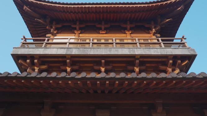 晴天古典建筑外立面隼牟结构特写