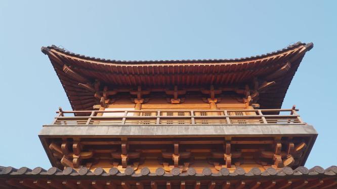 晴天古典建筑外立面隼牟结构特写