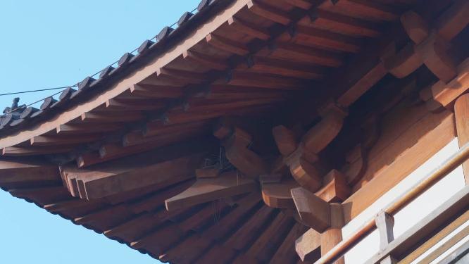 晴天古典建筑外立面隼牟结构特写