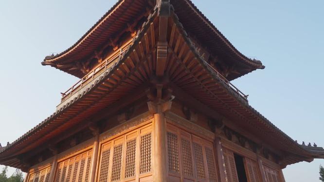 晴天古典建筑外立面隼牟结构特写