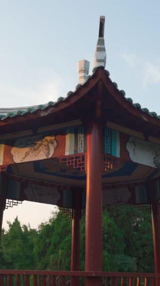 晴天古建筑凉亭特写