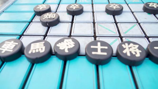 公园里公共象棋棋盘棋子