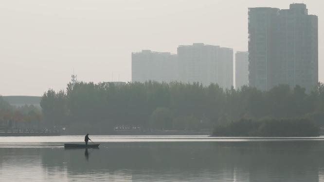 城市湿地公园水面剪影
