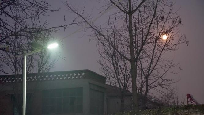 老旧居民区夜晚月光实拍视频