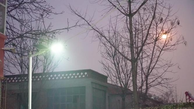 老旧居民区夜晚月光实拍视频