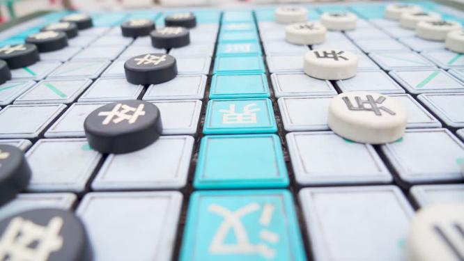 公园里公共象棋棋盘棋子