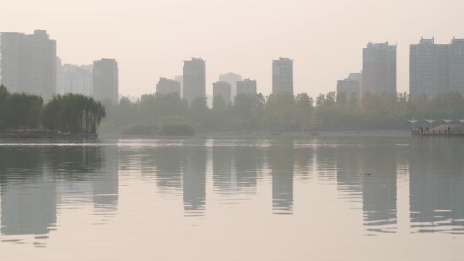 城市湿地公园水面剪影