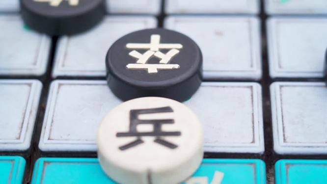 公园里公共象棋棋盘棋子