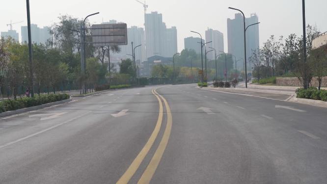 空旷无人的马路街道
