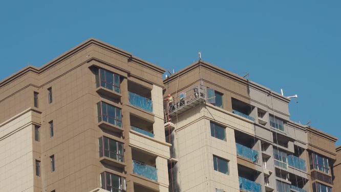 建筑工人粉刷外墙