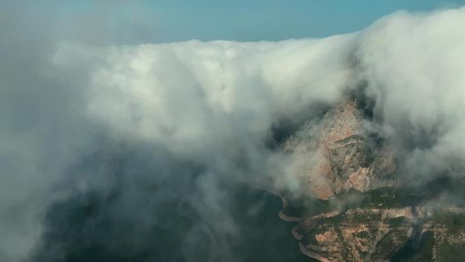长江三峡西陵峡壮观云海瀑布