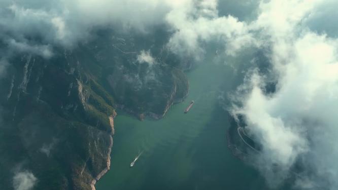 穿过云层看长江三峡西陵峡穿行峡江
