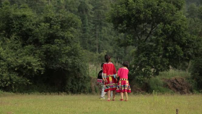 小孩子在草地上嬉戏打闹